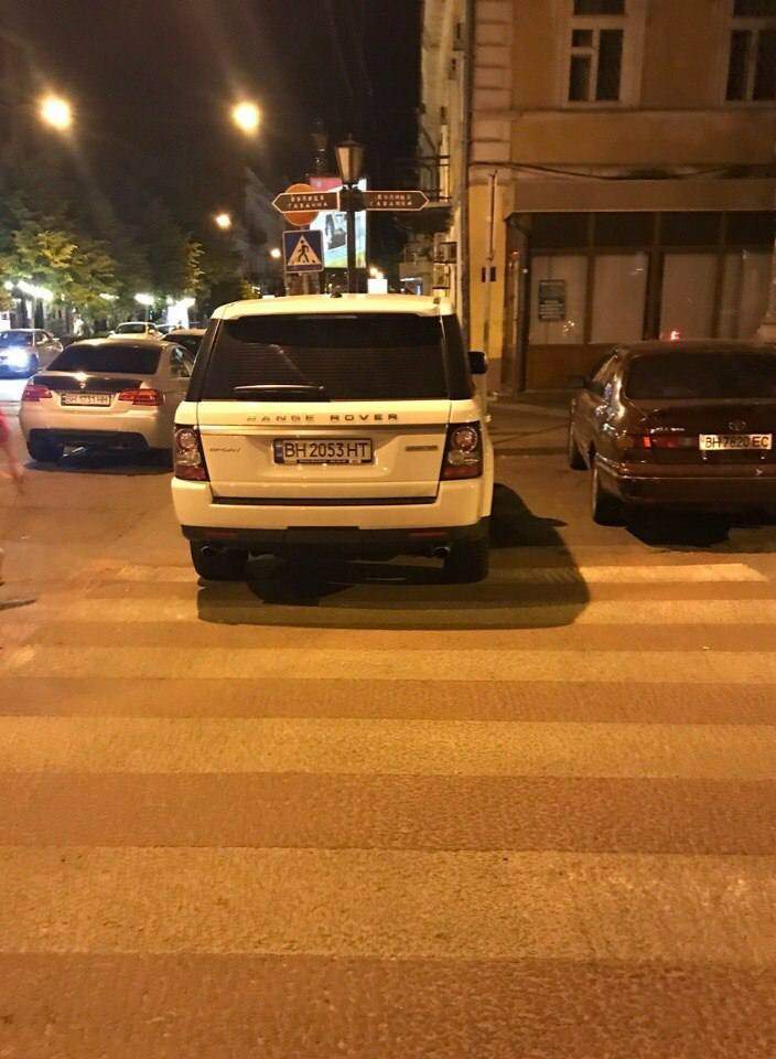 В Одессе мастер парковки оставил свой автомобиль прямо на пешеходном переходе (фото)