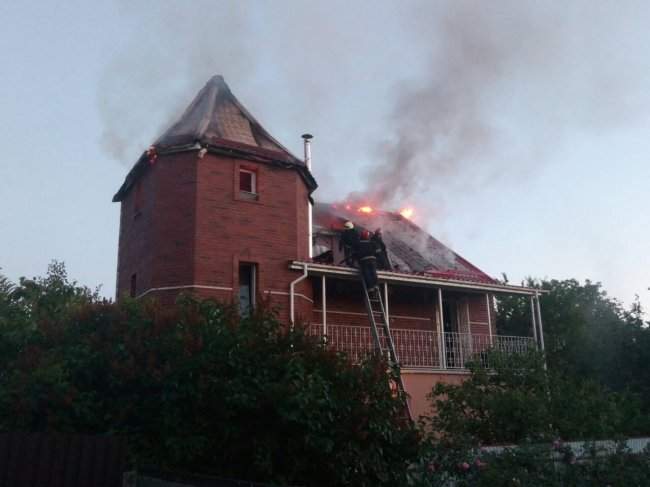 В Киево-Святошинском районе горел двухэтажный дом (фото)