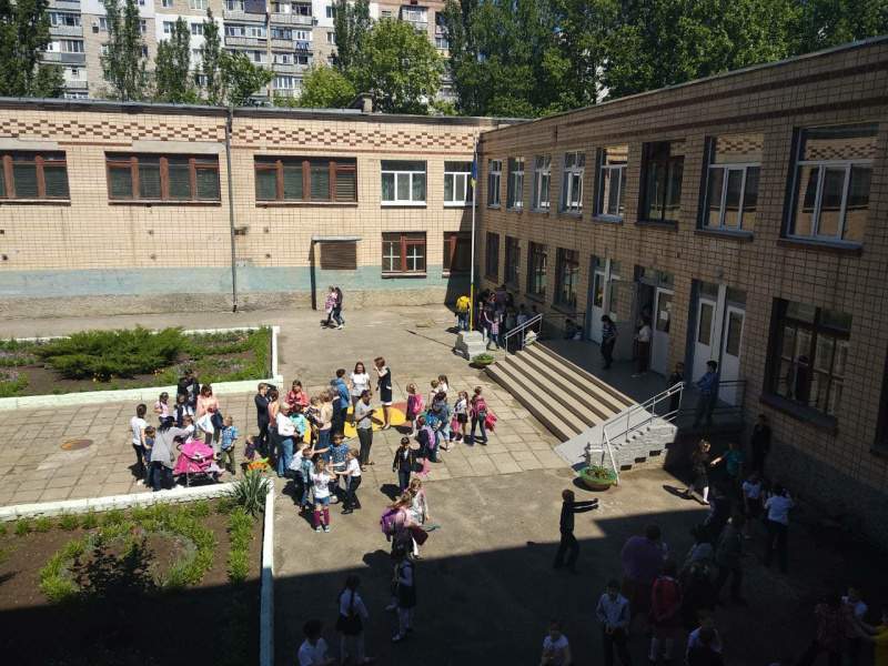 В Николаеве в школе распылили едкий аэрозоль: эвакуировали 400 учеников (видео)