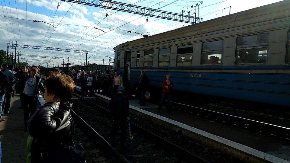 Во Львове пассажиры заблокировали движение двух поездов (фото)