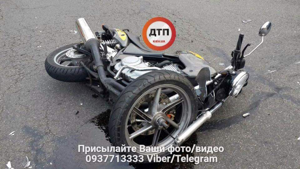 В Киеве столкнулись мотоцикл и легковушка (фото)