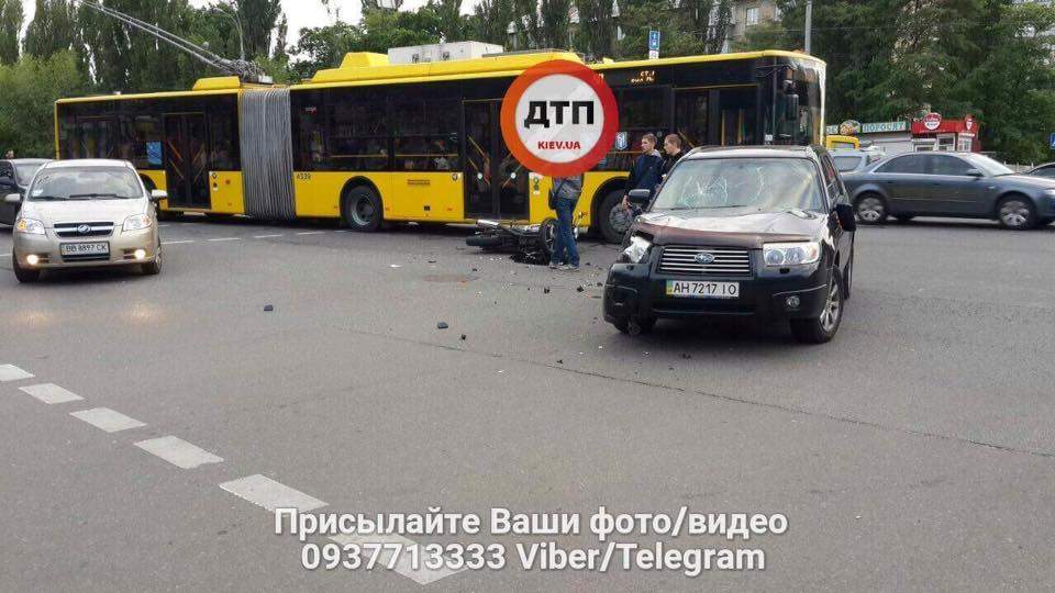 В Киеве столкнулись мотоцикл и легковушка (фото)