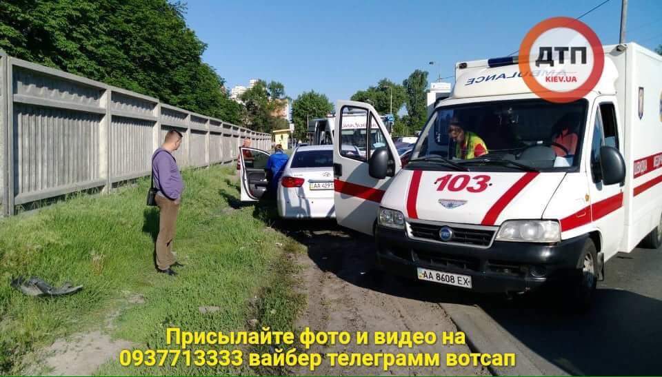 В Киеве девушка в наркотическом состоянии въехала в припаркованный автомобиль (фото)