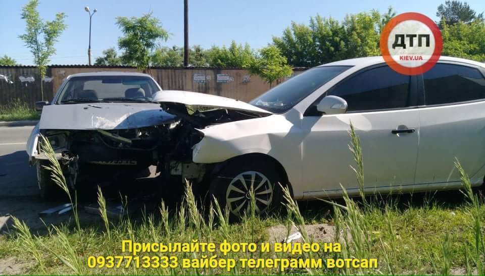 В Киеве девушка в наркотическом состоянии въехала в припаркованный автомобиль (фото)