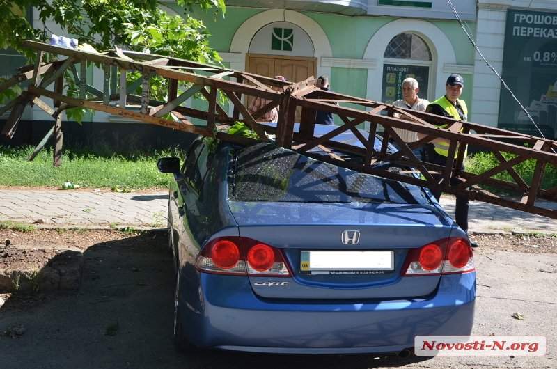 В Николаеве массовое падение электроопор: страдают припаркованные автомобили (фото)
