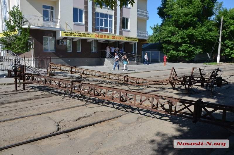 В Николаеве массовое падение электроопор: страдают припаркованные автомобили (фото)