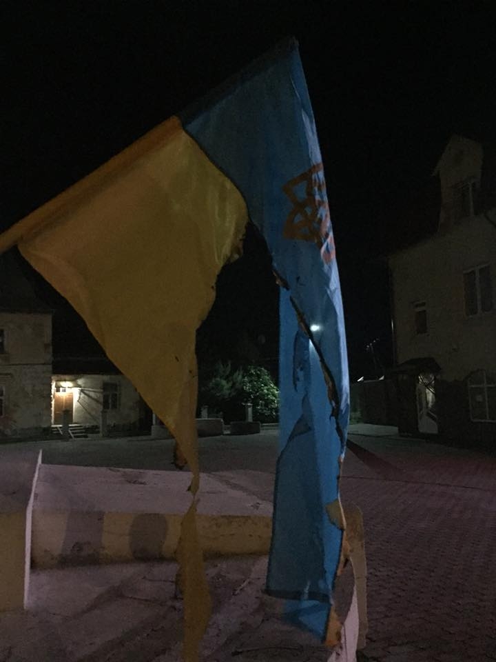 Во Львовской области мужчина пожог государственные флаги (фото)
