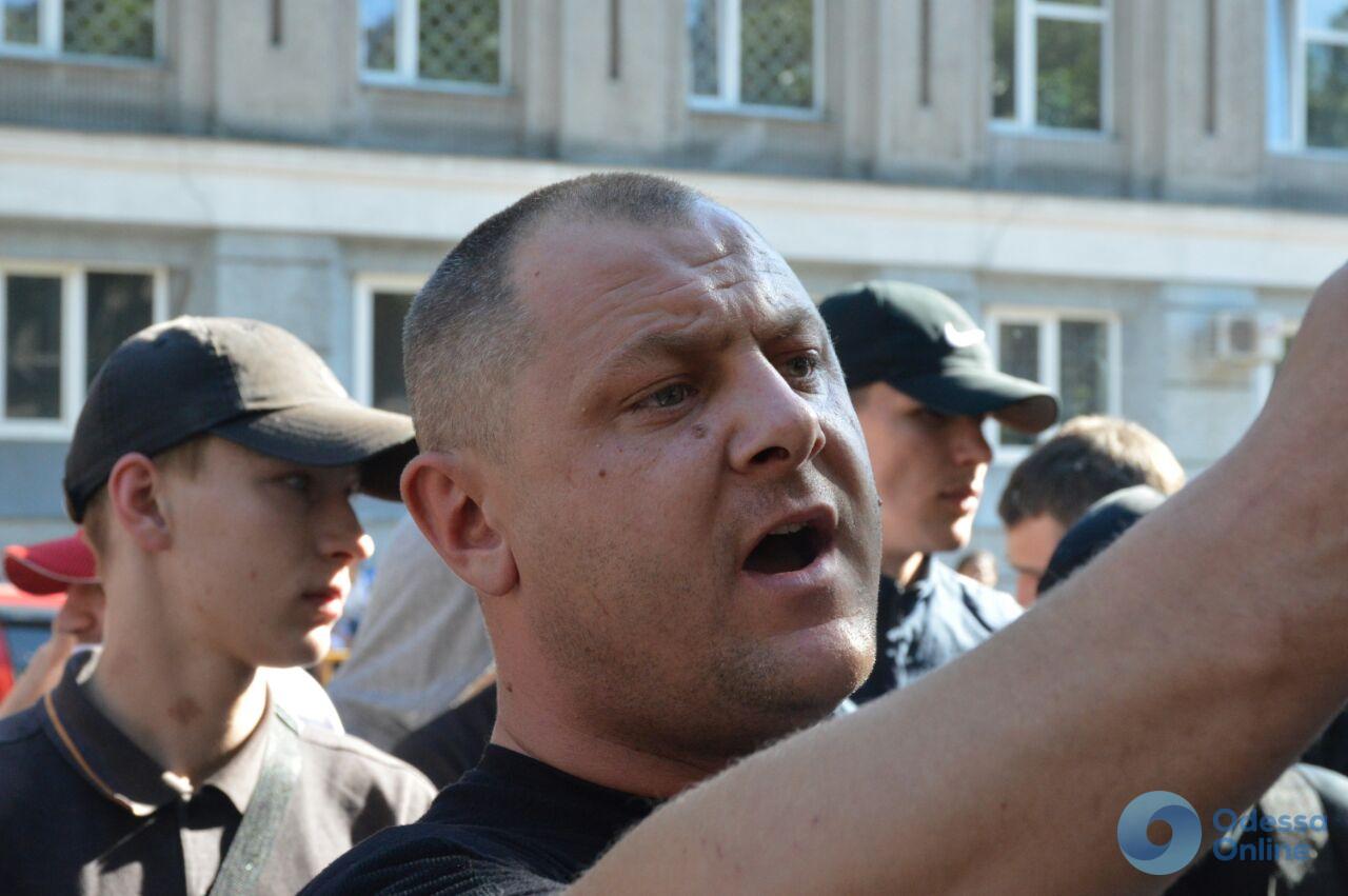 В Одессе прошел пикет: офис РГБ закидали яйцами, задержаны четыре человека (видео)