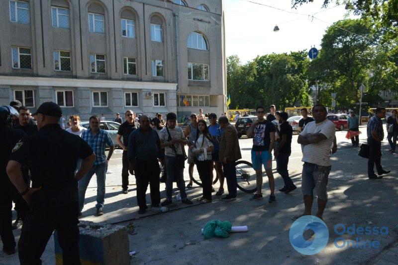 В Одессе прошел пикет: офис РГБ закидали яйцами, задержаны четыре человека (видео)