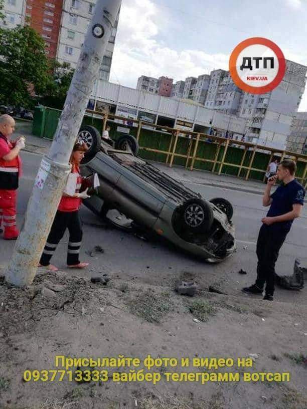 В Киеве перевернулся легковой автомобиль, есть пострадавшие (фото)