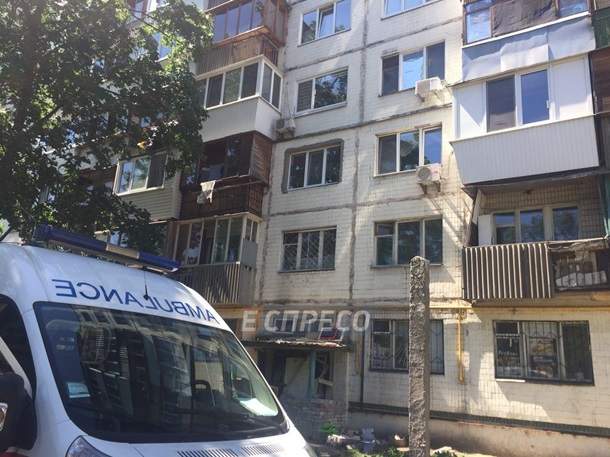 В Киеве мужчина разбился насмерть после падения с крыши многоэтажки (фото)