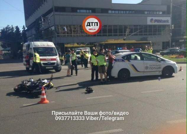 В столице произошло ДТП с участием мотоциклиста и патрульной полиции (фото)