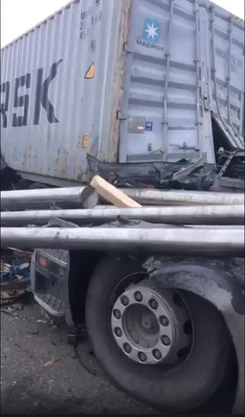 Под Одессой произошло жёсткое ДТП: грузовик лишился кабины (видео)