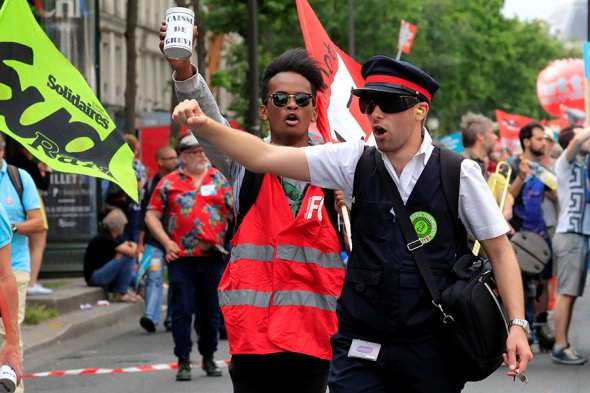 В Париже произошли стычки между противниками Макрона и полицией (фото)