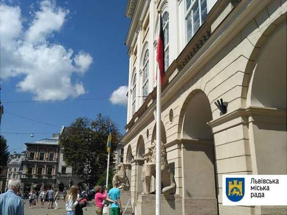 Во Львове возле административных зданий повесили красно-черные флаги