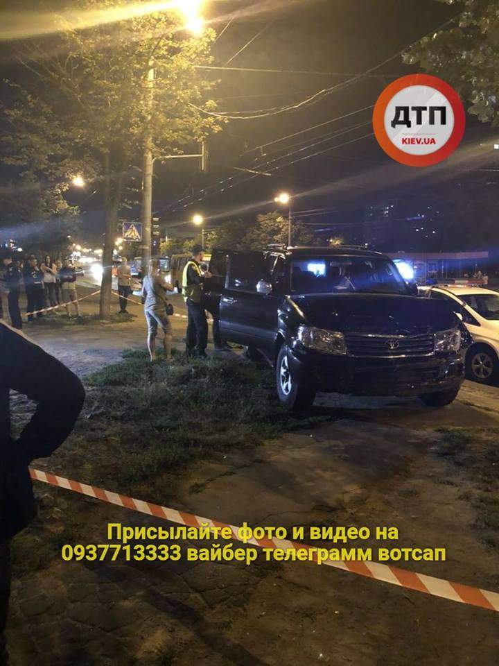 В Киеве на Троещине пьяный водитель на внедорожнике  врезался в дерево и вывалился из авто (фото)