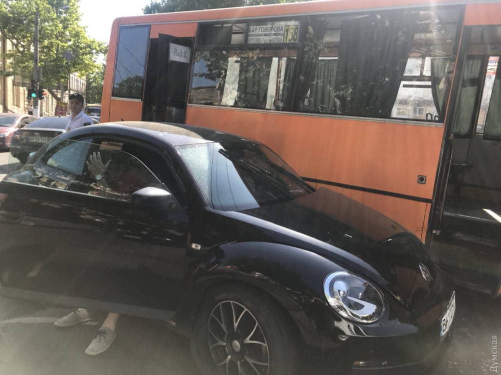 В Одессе столкнулись пассажирский автобус и автомобиль: пострадала беременная девушка (фото)