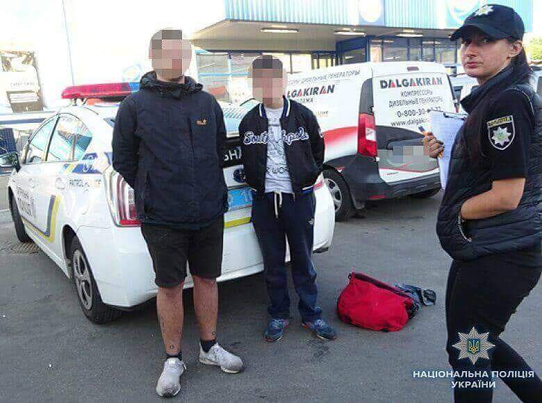 В Киеве полиция задержала двух неизвестных, которые ударили мужчину ножом в живот (фото)