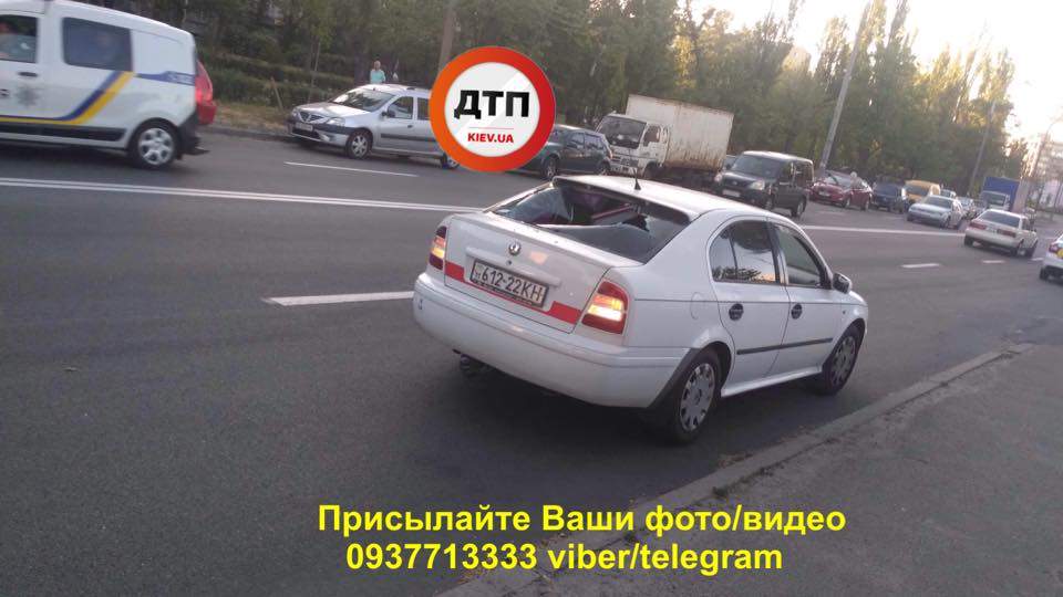 В Киеве автомобиль "Skoda" сбил подростка на самокате (фото)