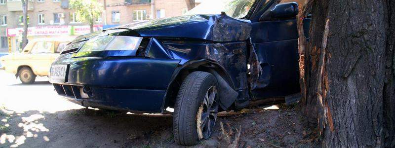В Днепре столкнулись автомобили "ВАЗ" и "Toyota Corolla", есть пострадавшие (фото)