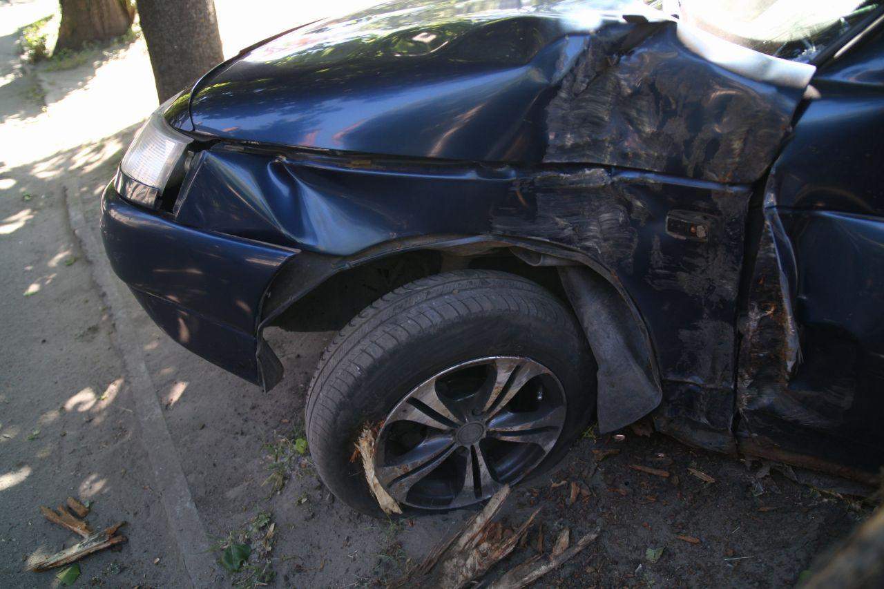 В Днепре столкнулись автомобили "ВАЗ" и "Toyota Corolla", есть пострадавшие (фото)