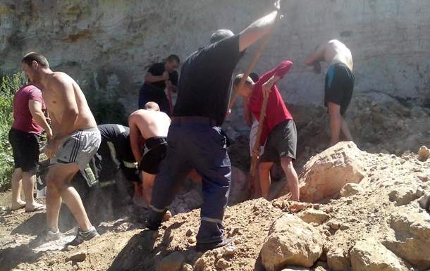 В Харьковской области, в результате обвала верхнего слоя песчаного карьера, погиб один человек