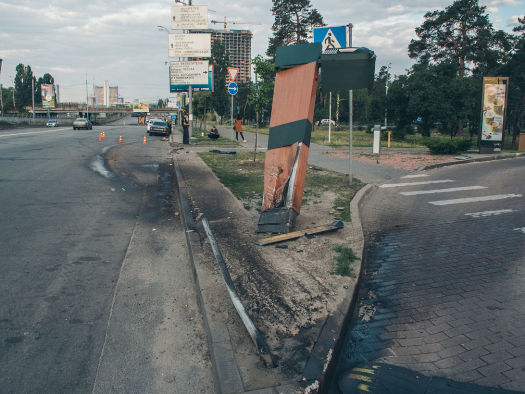 В Киеве водитель вылетел с проезжей части и протаранил стелу известного бренда
