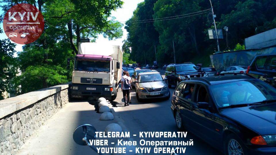 В Киеве фура снесла бетонные полусферы и вылетела на тротуар (фото)