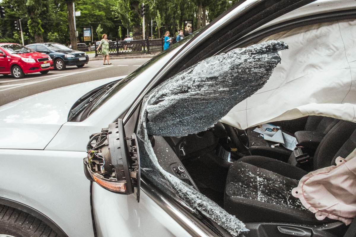 В Днепре пьяный водитель врезался в припаркованную фуру и пытался откупиться от полиции (фото)
