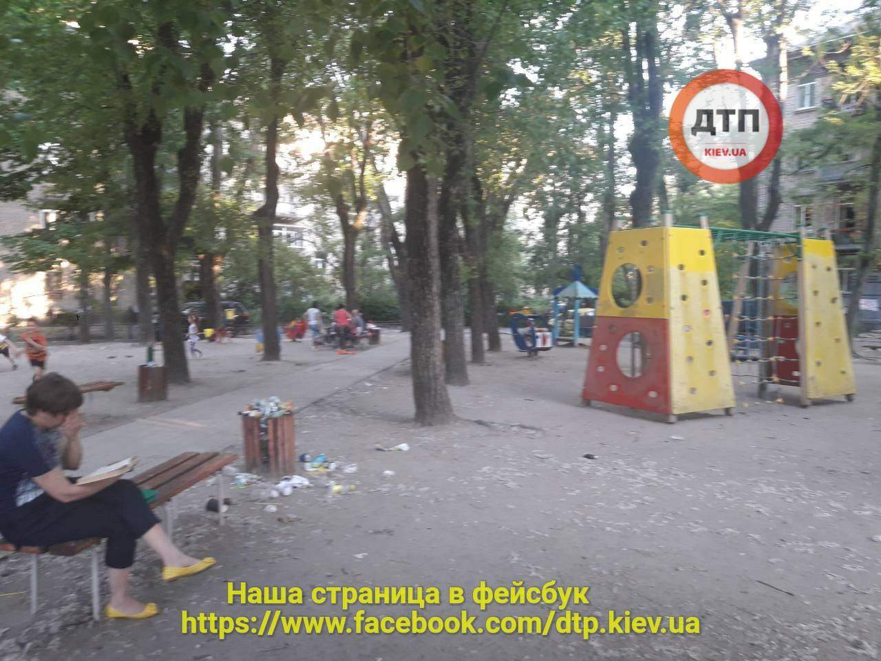 В Киеве территория детской площадки усыпана мусором (фото)