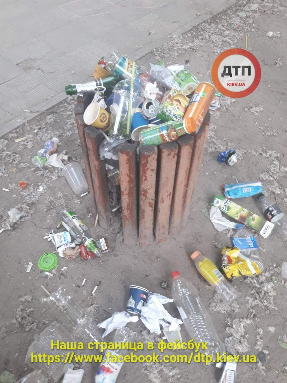 В Киеве территория детской площадки усыпана мусором (фото)