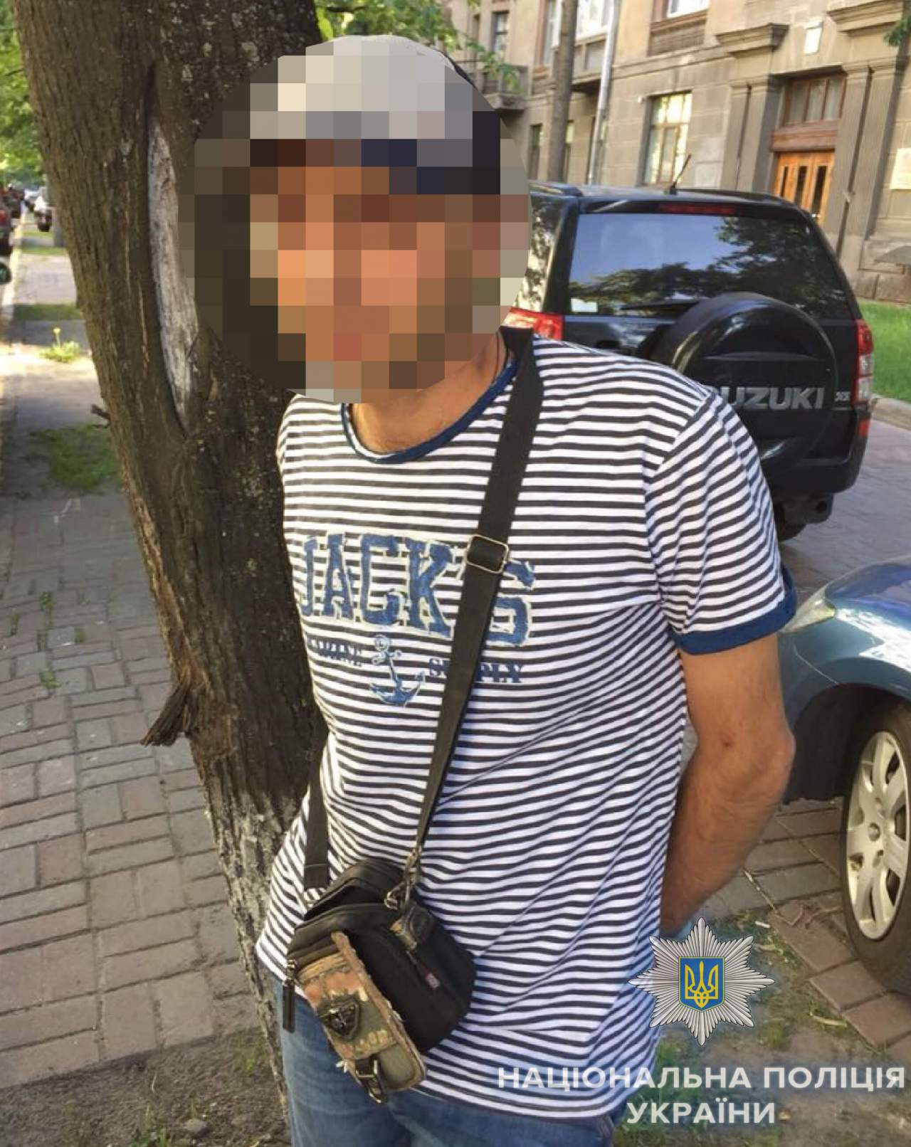 В Киеве задержали двоих мужчин, которые ограбили школьный автобус (фото)