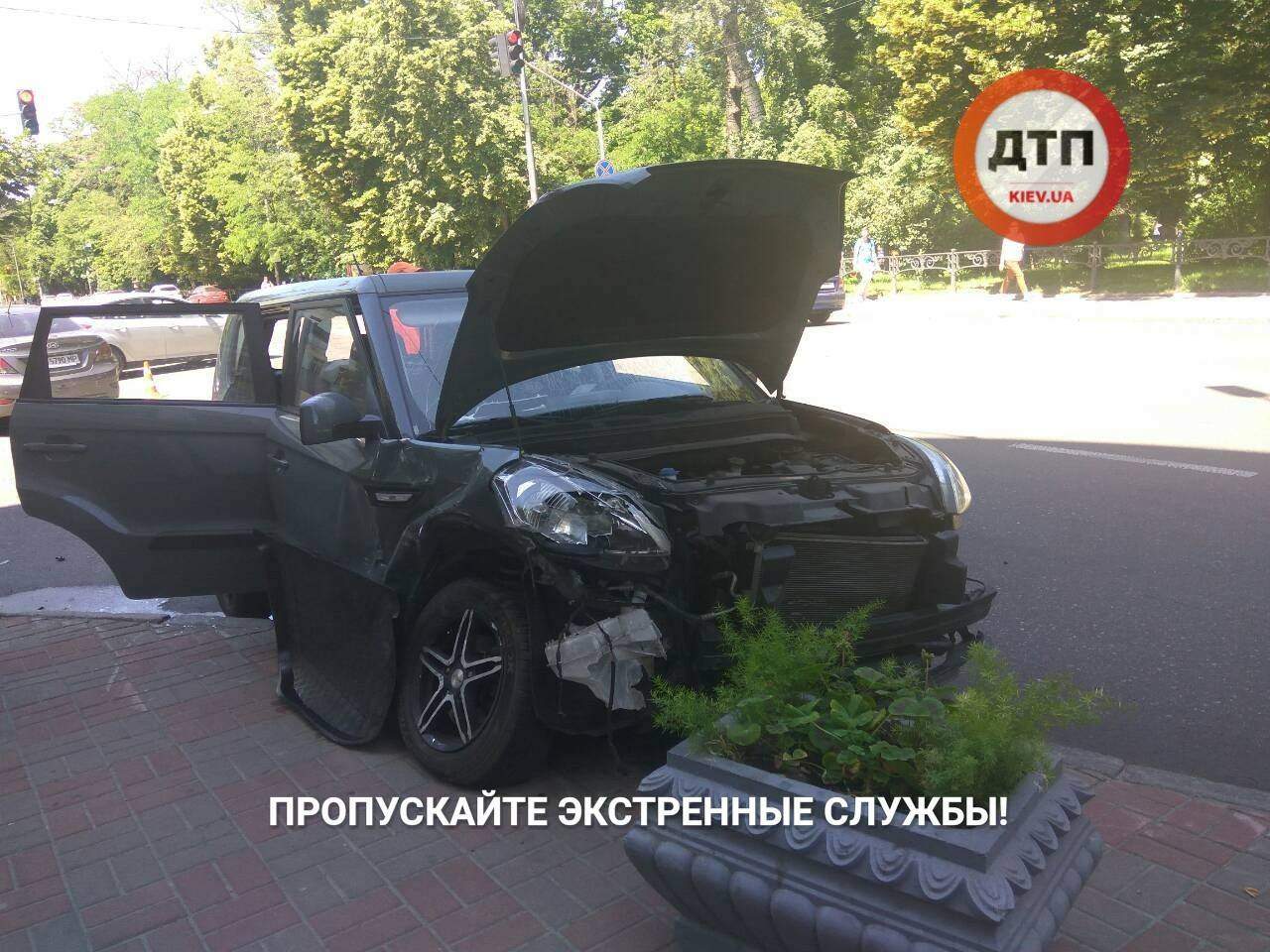 В центре Киева столкнулись два автомобиля: два водителя находятся в шоковом состоянии (фото)