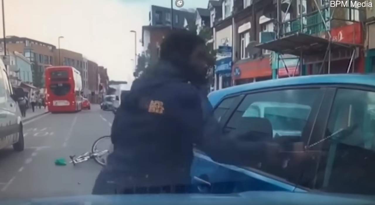 В Лондоне велосипедист попытался зарезать водителя (видео)