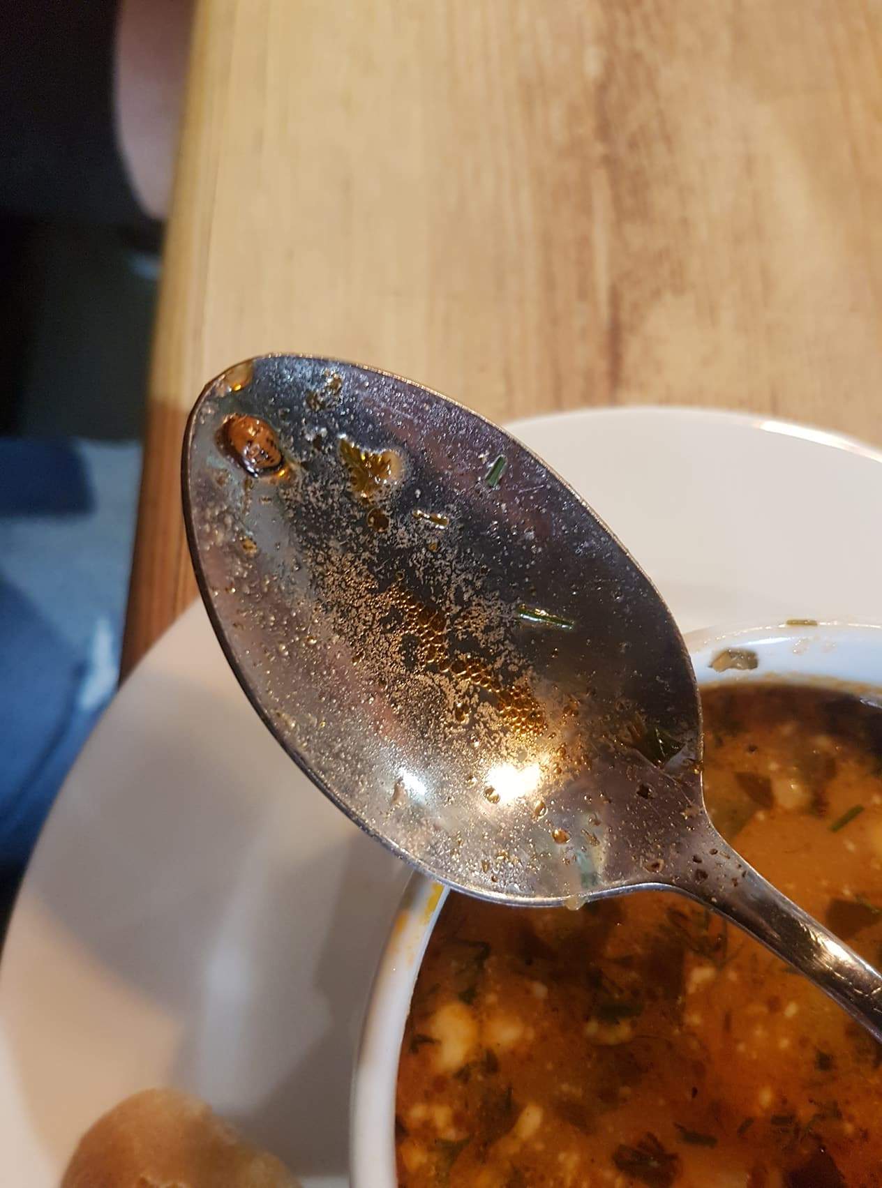 В одном из заведений Винницы в супе обнаружили жука (фото)