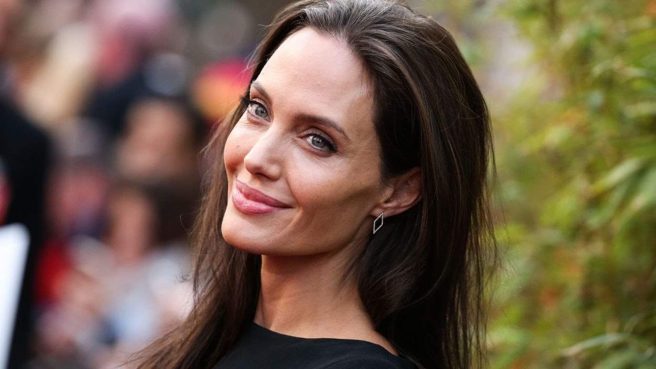 Анджелине Джоли исполнилось 43 года