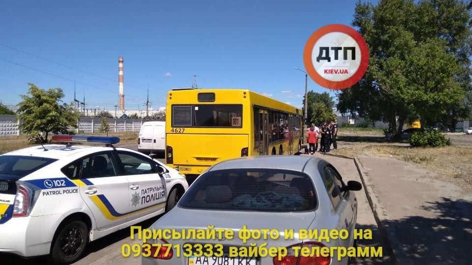 В Киеве  женщина-водитель  пассажирского автобуса сбила велосипедиста (фото)