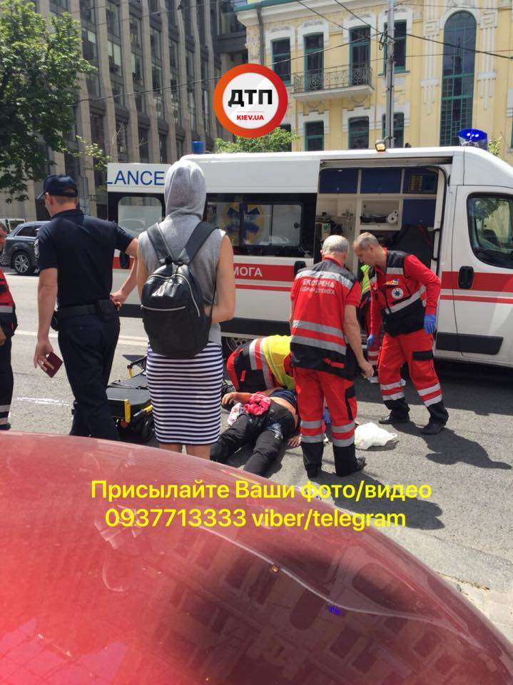 В Киеве женщина переходила дорогу в неположенном месте и попала под колеса автомобиля (фото)