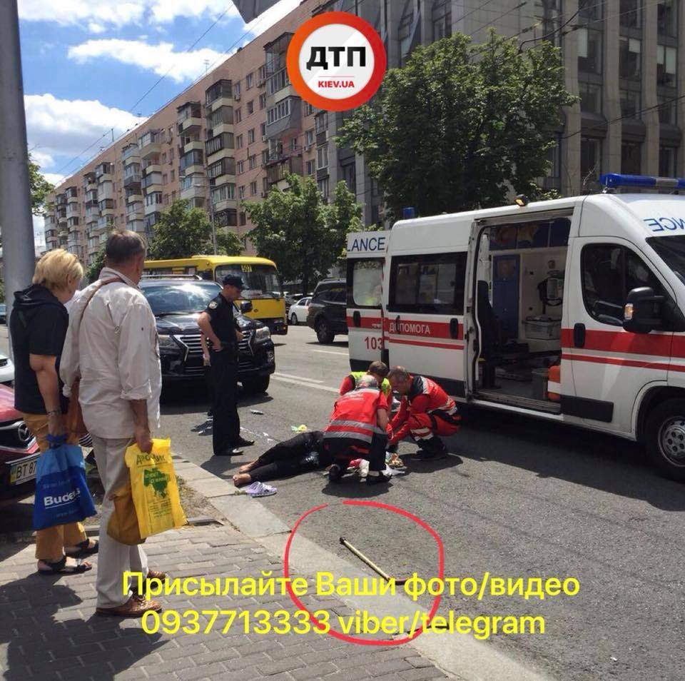 В Киеве женщина переходила дорогу в неположенном месте и попала под колеса автомобиля (фото)