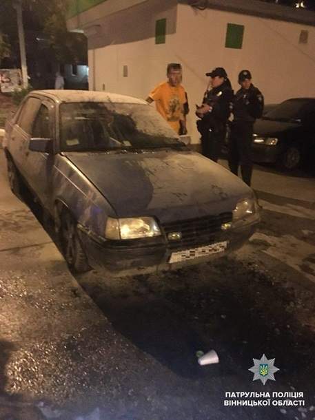 В Виннице пьяный водитель избил полицейских, потушивших его автомобиль (фото)