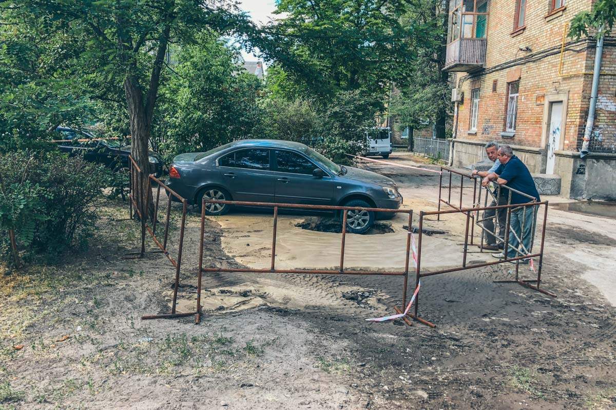 В Киеве автомобиль повис над люком, в котором прорвало трубу (фото)