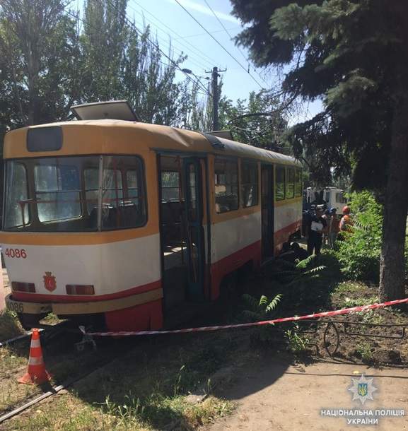 В Одессе мужчина погиб, попав под колеса трамвая (фото)