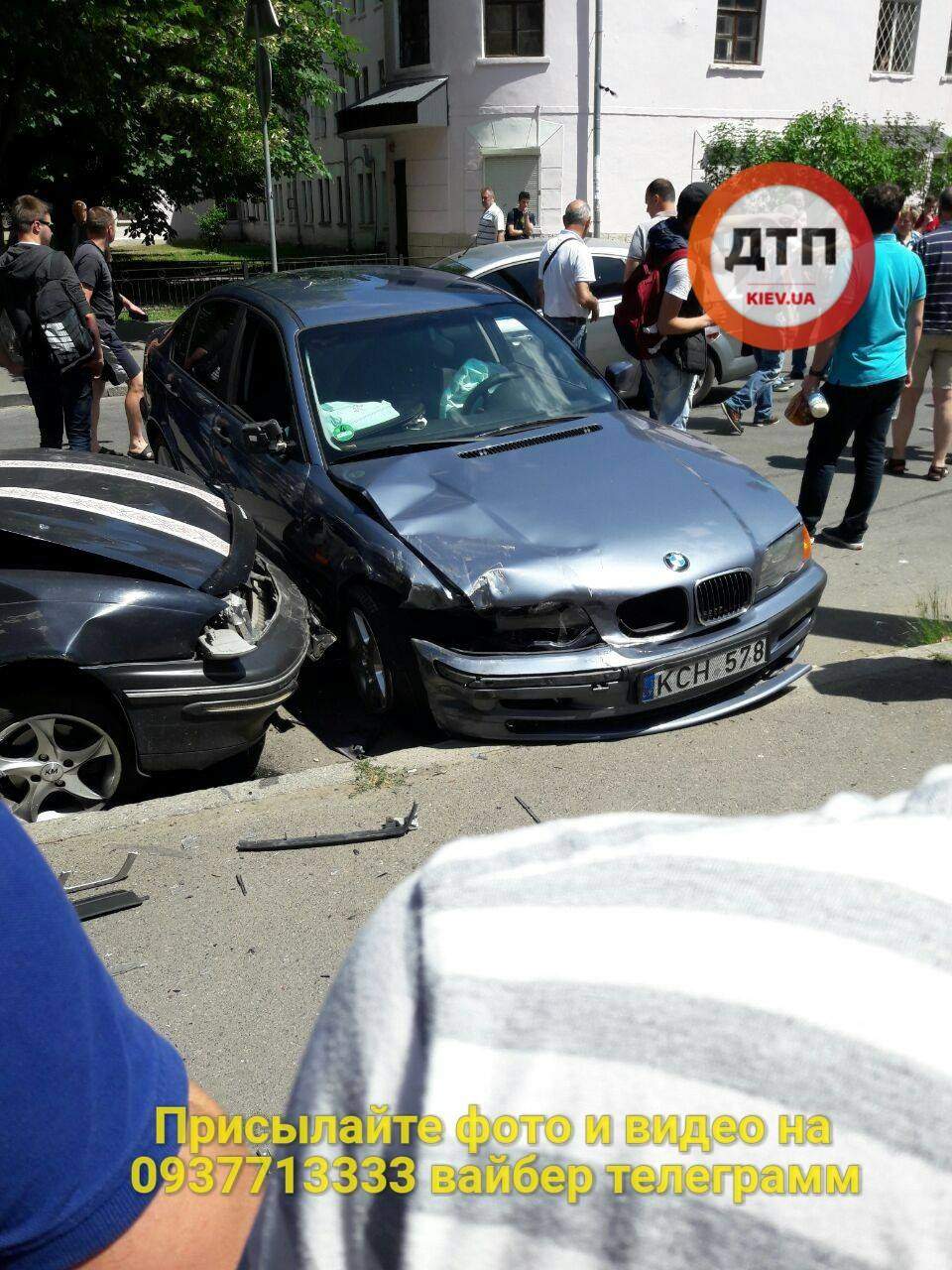 В Киеве произошло масштабное ДТП: виновник аварии сбежал (фото)