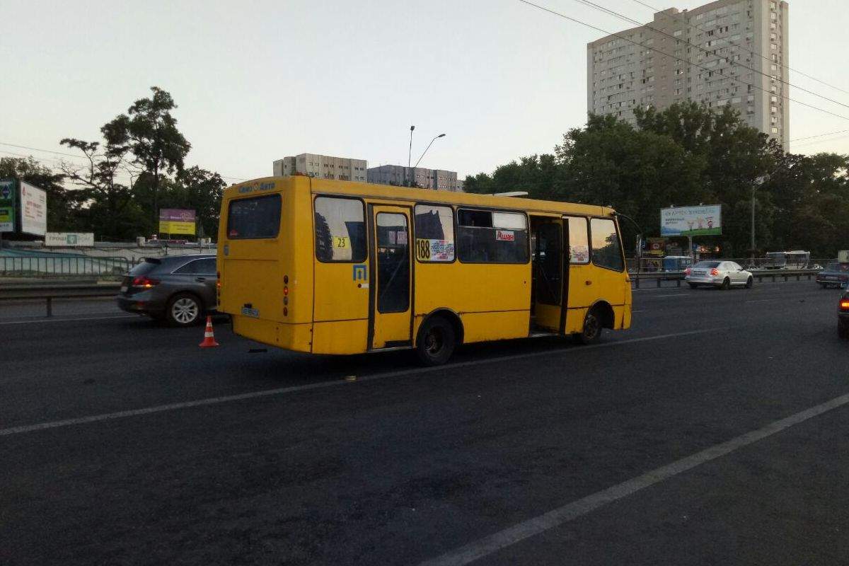 В Киеве произошло масштабное ДТП, есть пострадавшие (фото)