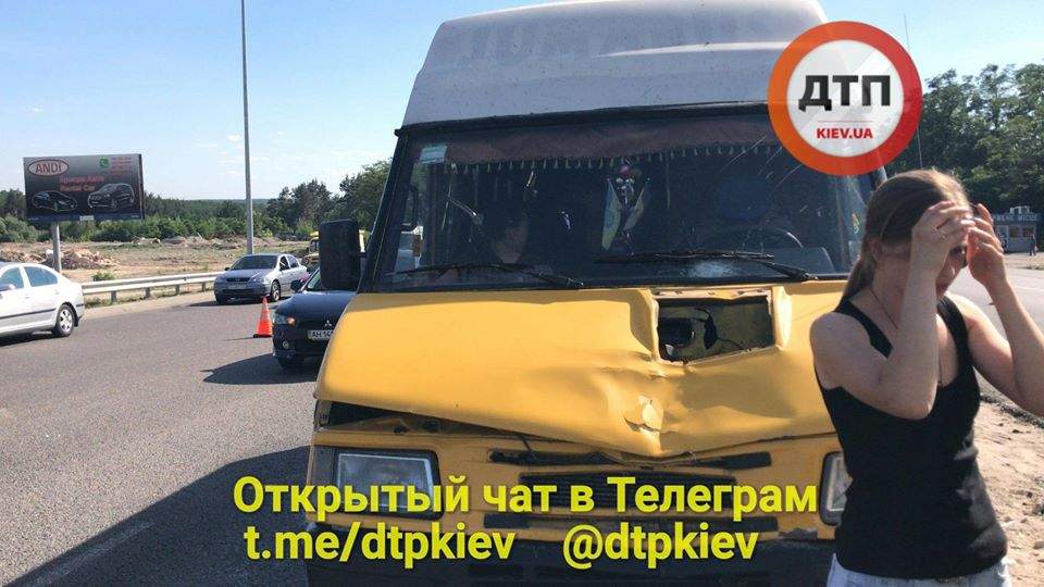 Под Киевом женщина погибла под колесами микроавтобуса, перебегая дорогу в неположенном месте (фото)