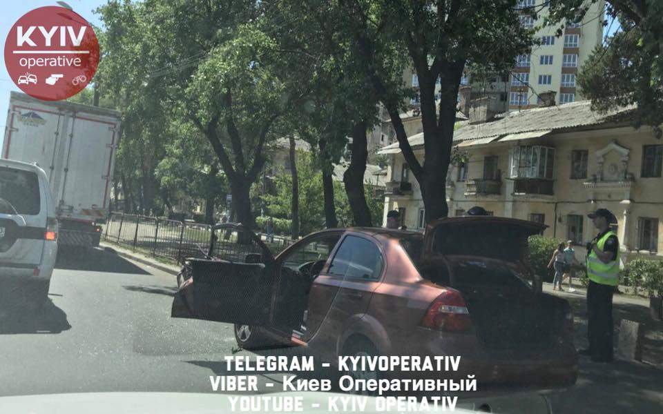 В Киеве проезжающий рядом грузовик вырвал дверь у припаркованного легкового автомобиля (фото)