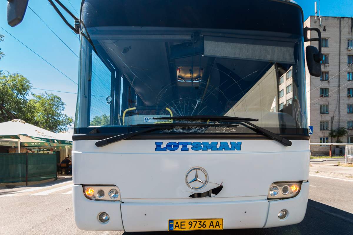 В Днепре женщина головой разбила лобовое стекло пассажирского автобуса