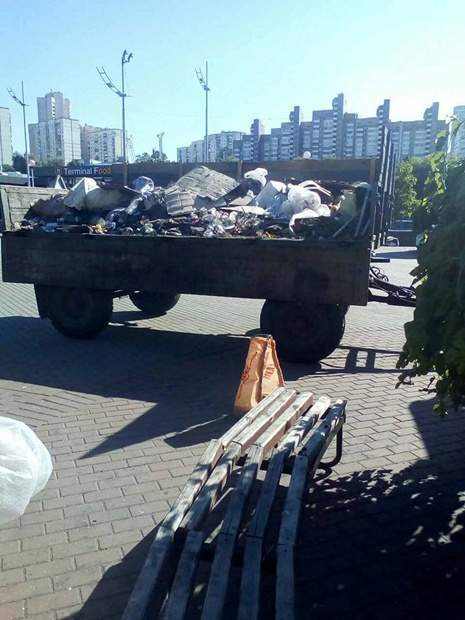 В Киеве на Южном Ж/Д поселились ромы, которые оставляют после себя много мусора