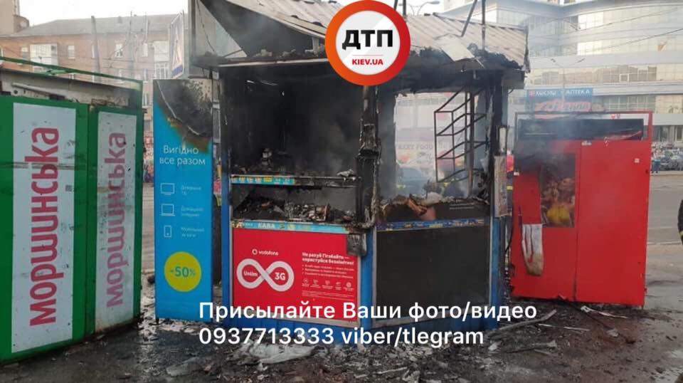 В Киеве дотла сгорел киоск (фото)