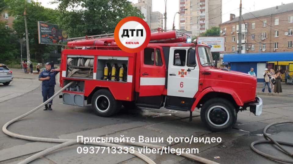 В Киеве дотла сгорел киоск (фото)